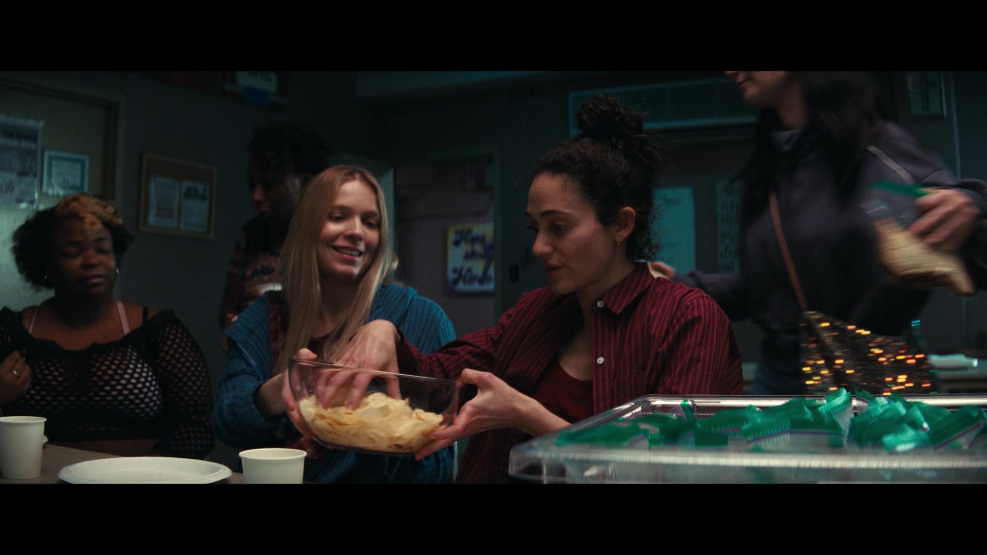 Furious_S01E06_They_Make_a_Noise_Like_Feathers_1080p_ERW_002980.jpg