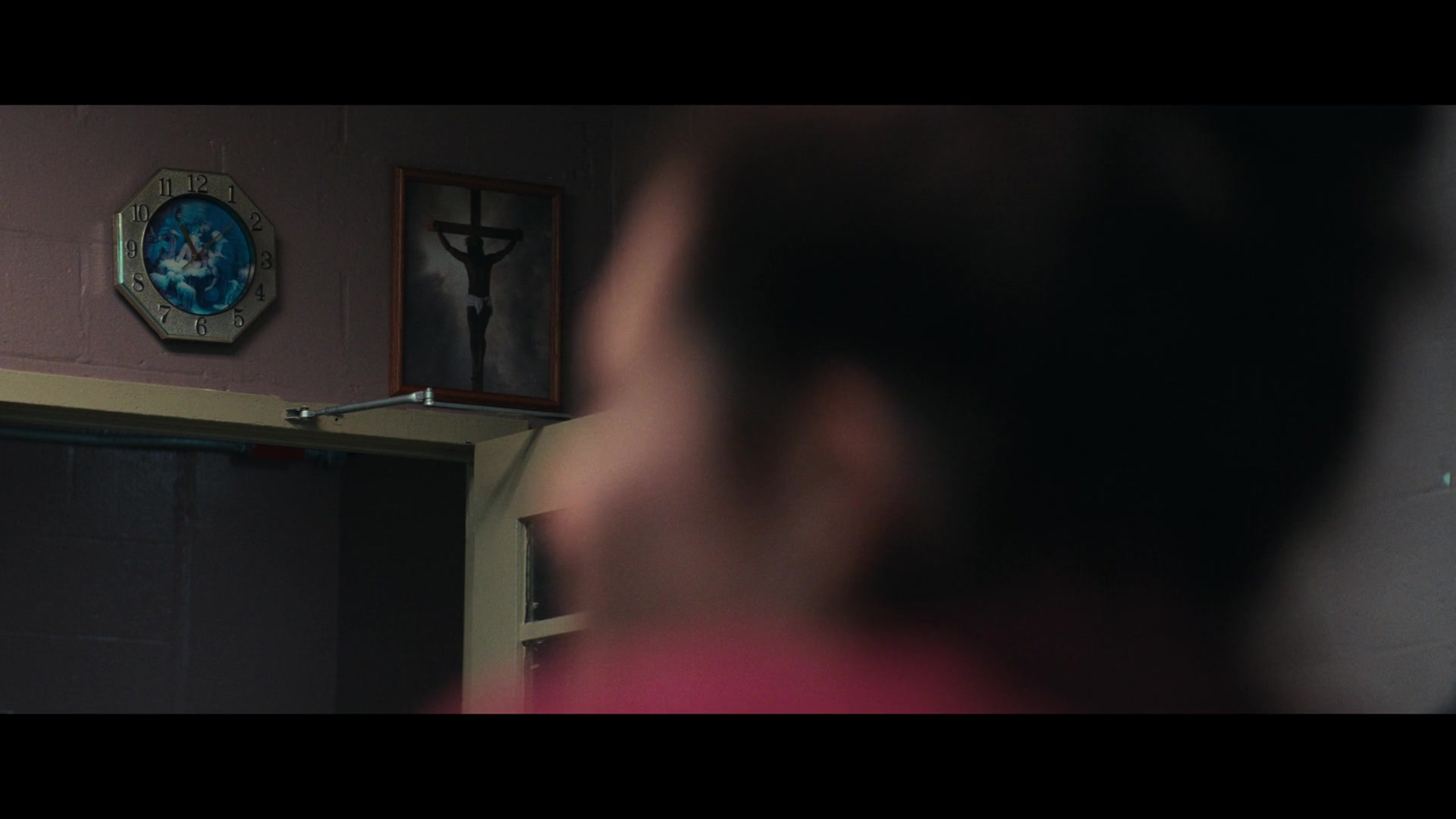 Furious_S01E06_They_Make_a_Noise_Like_Feathers_1080p_ERW_003035.jpg