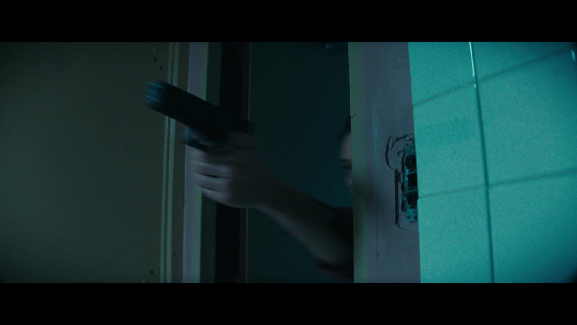 Furious_S01E06_They_Make_a_Noise_Like_Feathers_1080p_ERW_004842.jpg