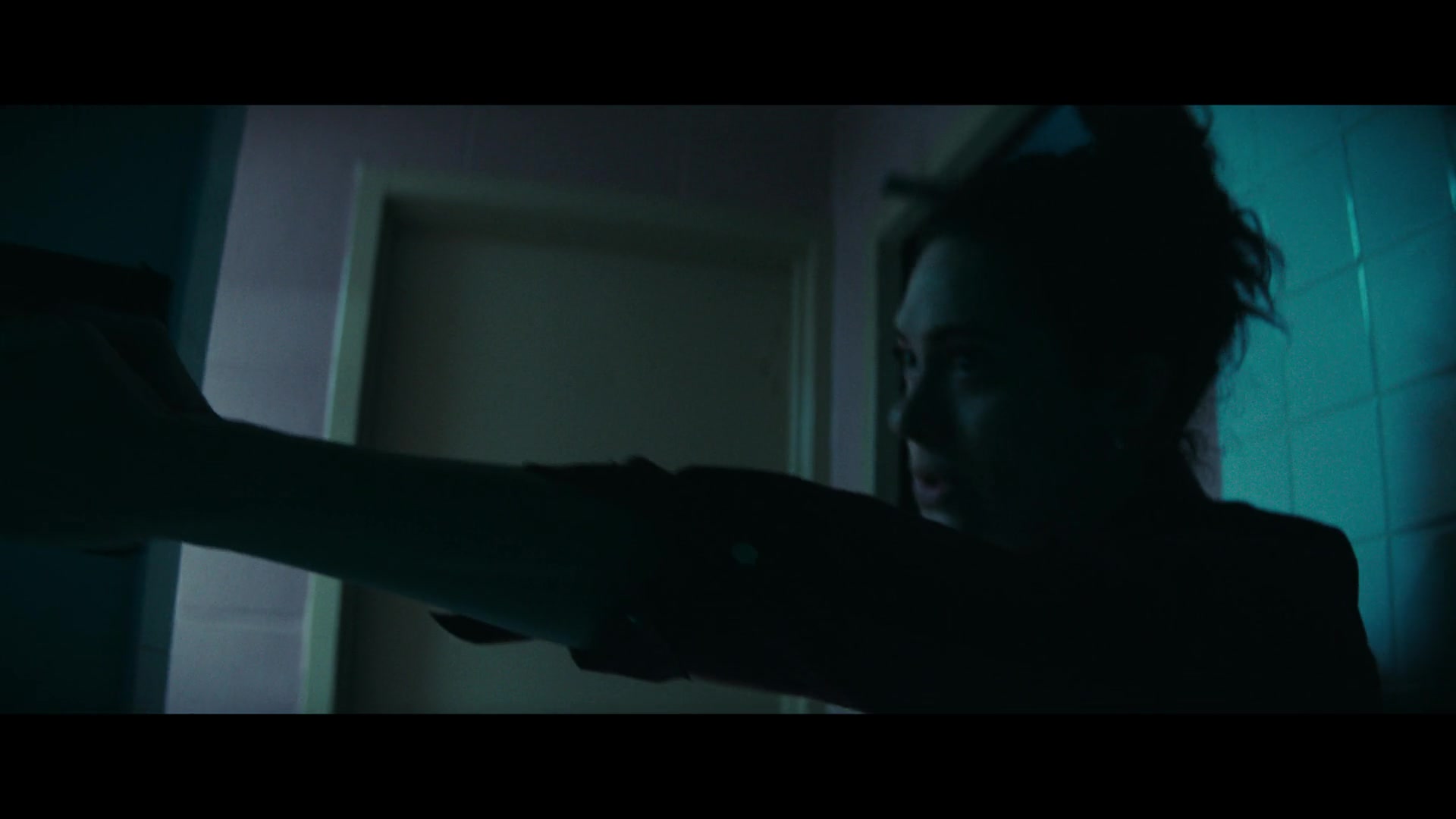 Furious_S01E06_They_Make_a_Noise_Like_Feathers_1080p_ERW_004846.jpg