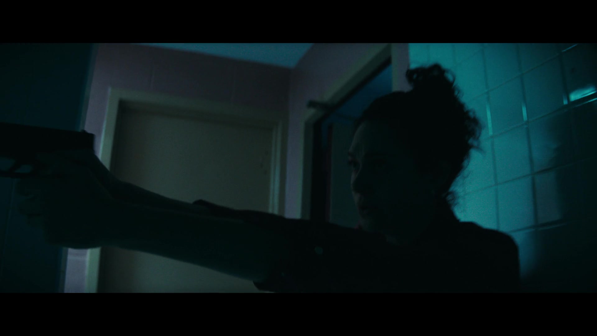 Furious_S01E06_They_Make_a_Noise_Like_Feathers_1080p_ERW_004848.jpg