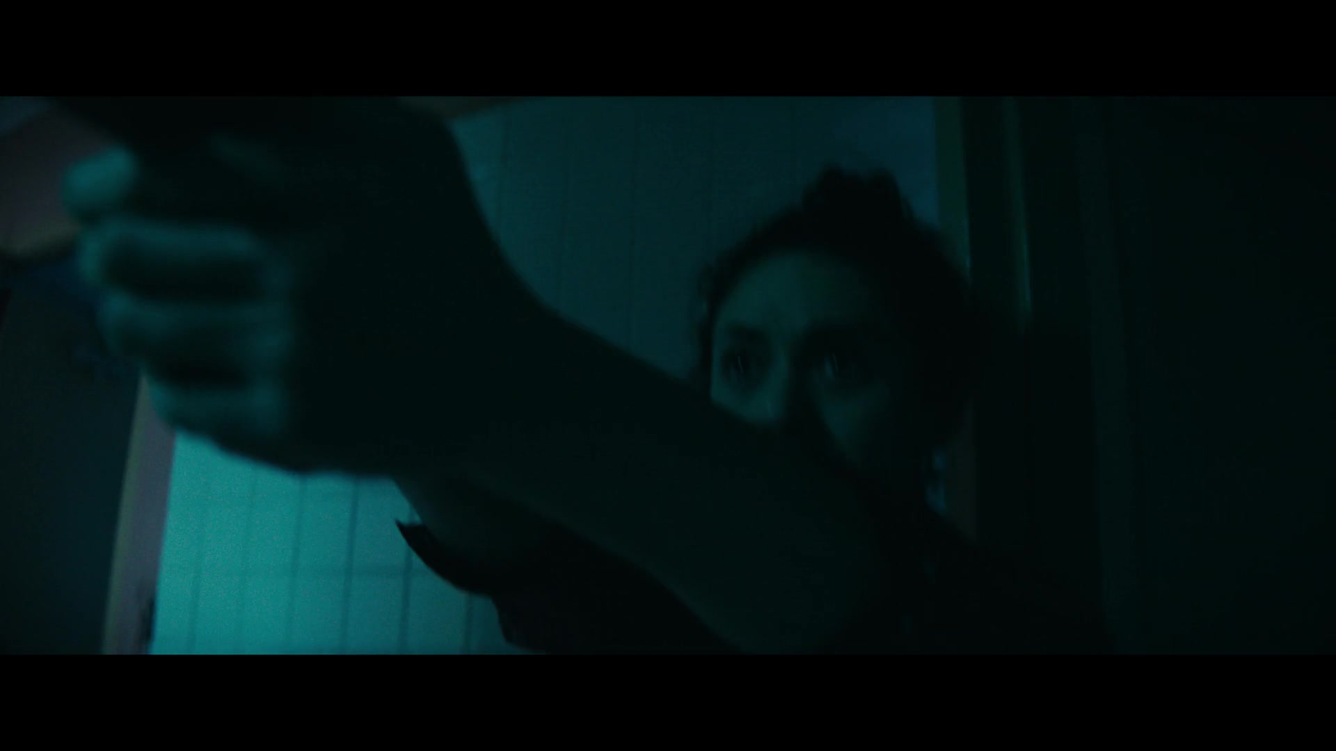 Furious_S01E06_They_Make_a_Noise_Like_Feathers_1080p_ERW_004855.jpg