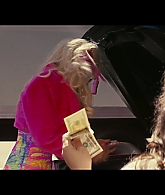 Angelyne_S01E05_Pink_Clouds_1080p_ERW_005124.jpg