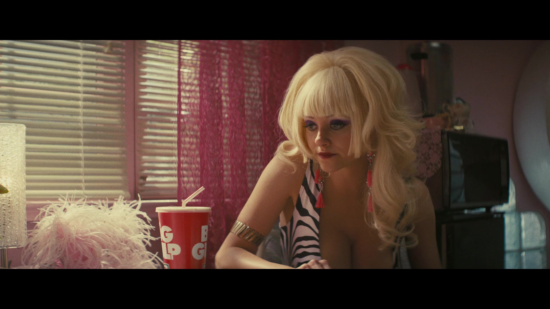 Angelyne_S01E03_Glow_in_the_Dark_Queen_of_the_Universe_1080p_ERW_002000.jpg