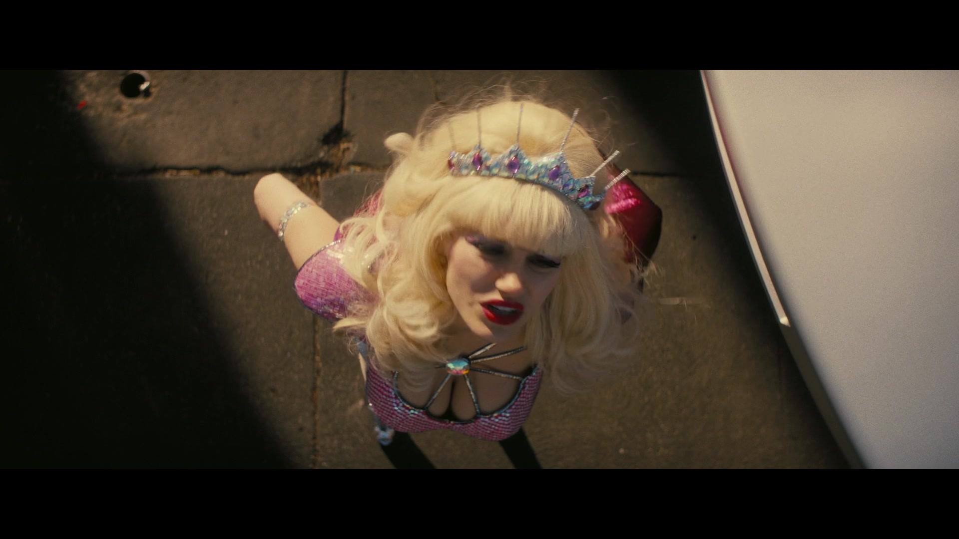 Angelyne_S01E05_Pink_Clouds_1080p_ERW_005548.jpg