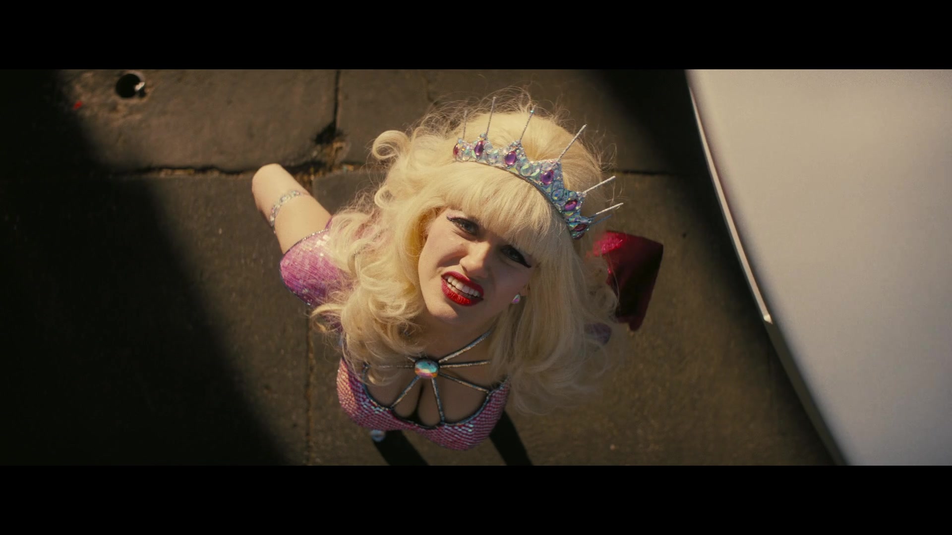 Angelyne_S01E05_Pink_Clouds_1080p_ERW_005552.jpg