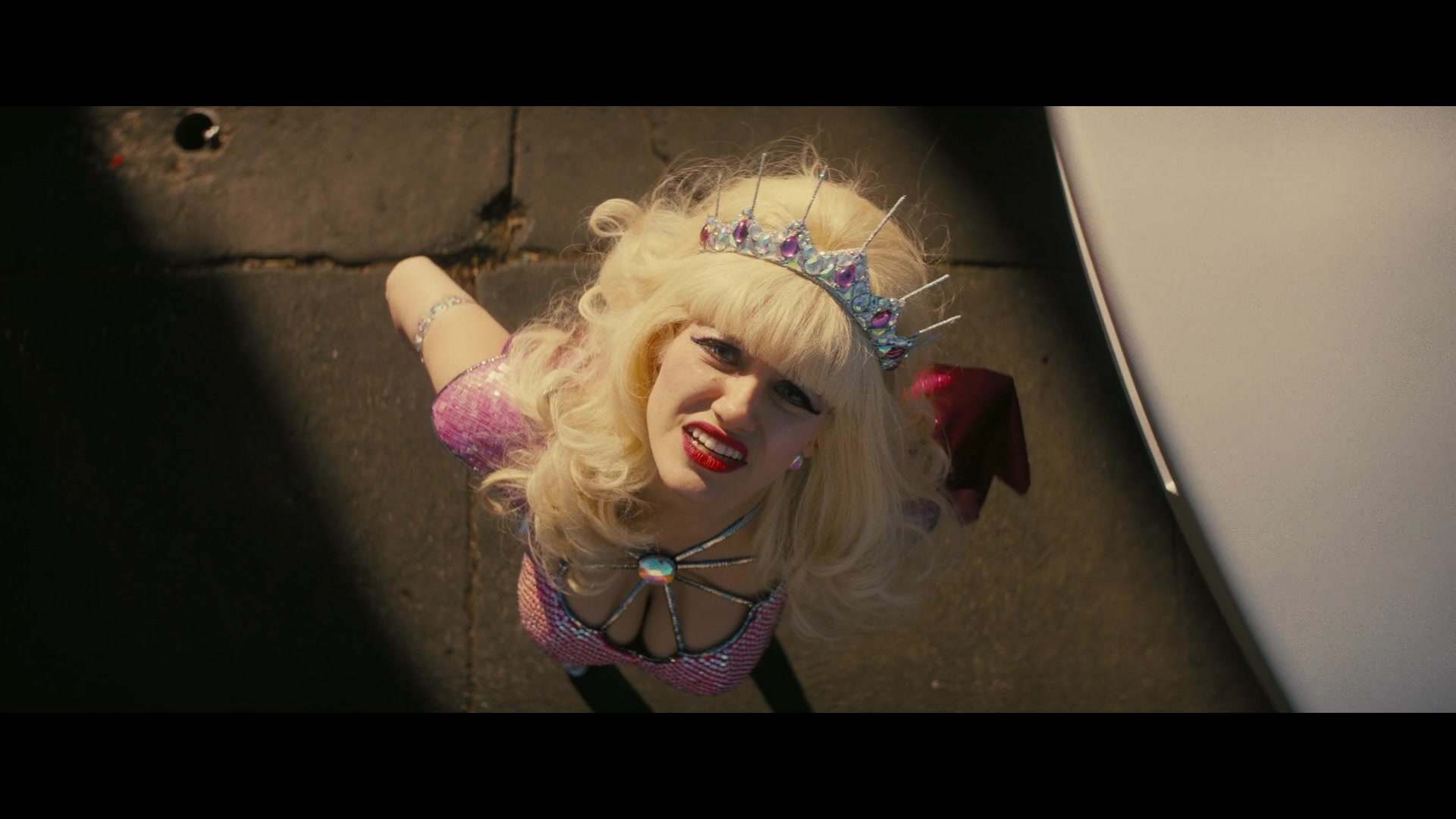 Angelyne_S01E05_Pink_Clouds_1080p_ERW_005553.jpg