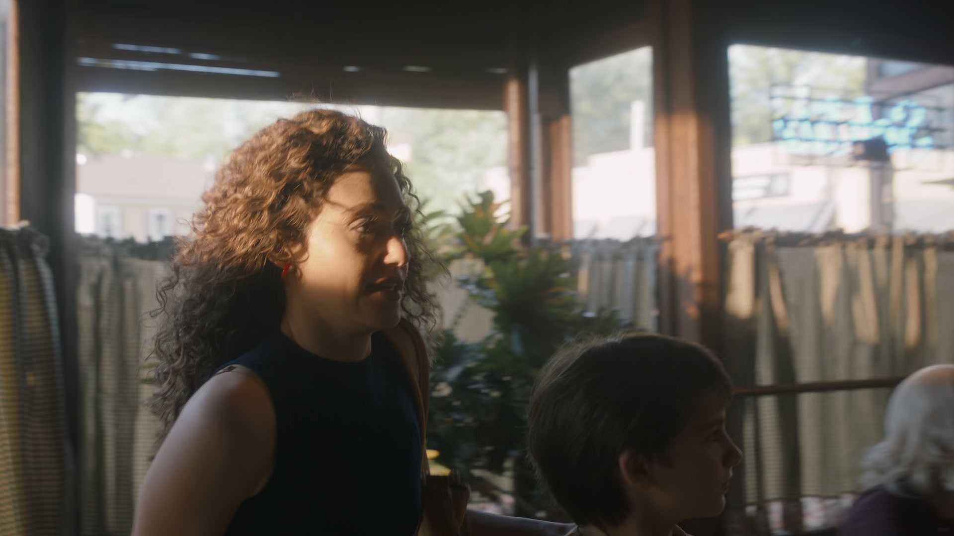 The_Crowded_Room_S01E05_Savior_1080p_ERW_001829.jpg