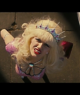 Angelyne_S01E05_Pink_Clouds_1080p_ERW_005552.jpg