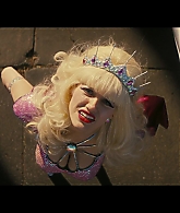 Angelyne_S01E05_Pink_Clouds_1080p_ERW_005553.jpg